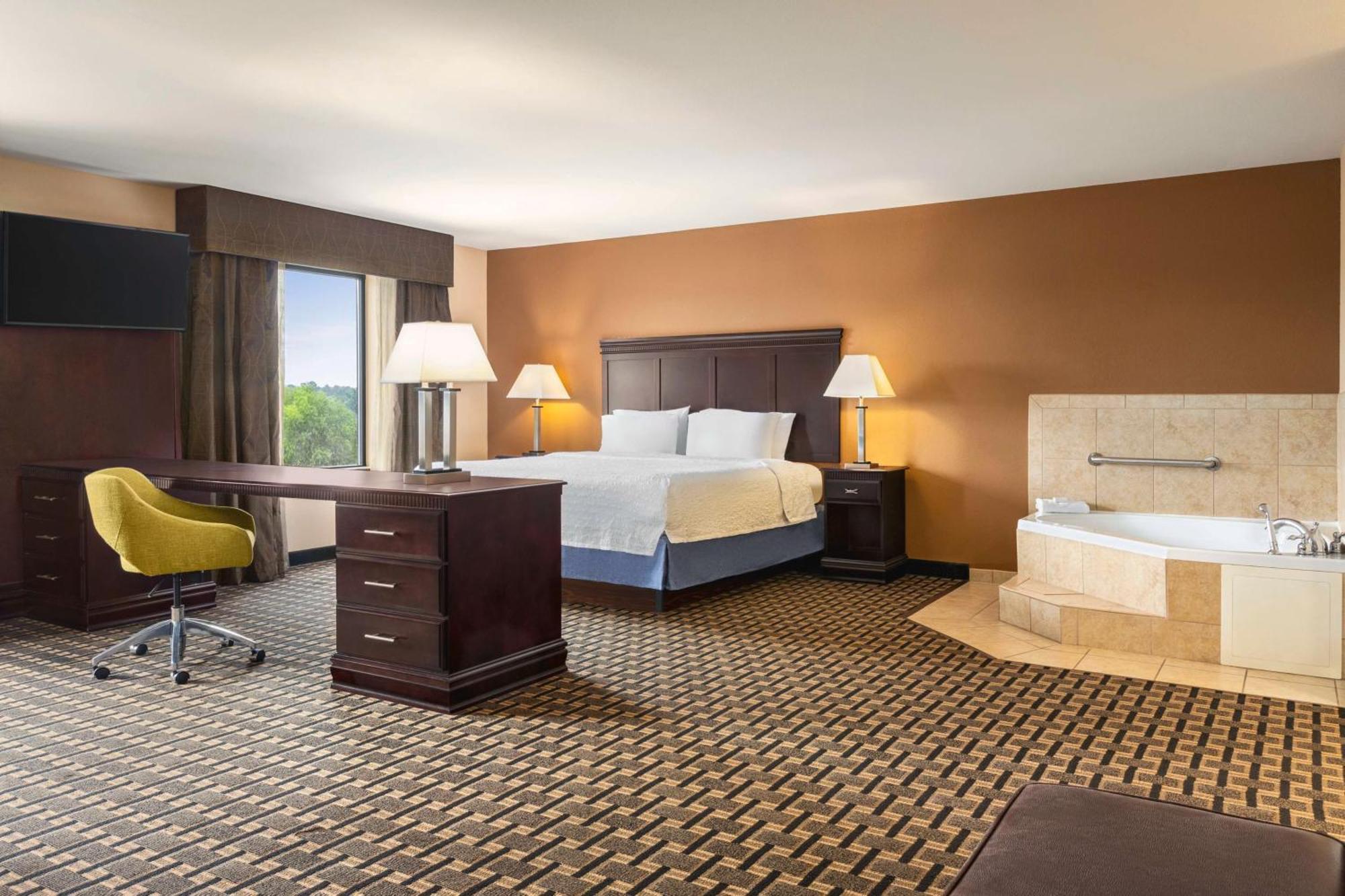 King Studio Suite with Whirlpool - Non-Smoking