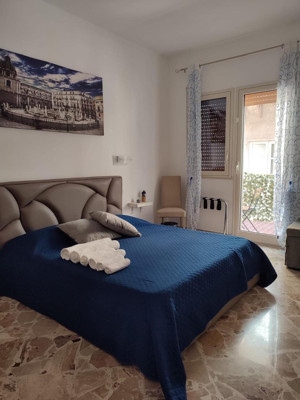 Tweepersoonskamer met een Eigen Externe Badkamer