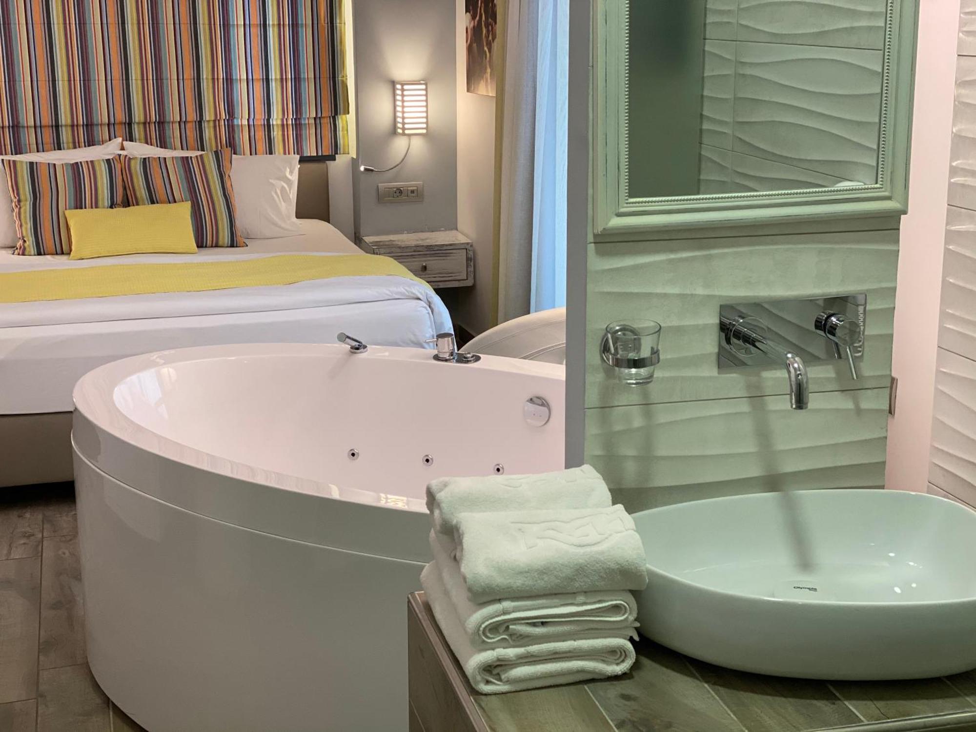 Honeymoon Suite with Jacuzzi Sea View