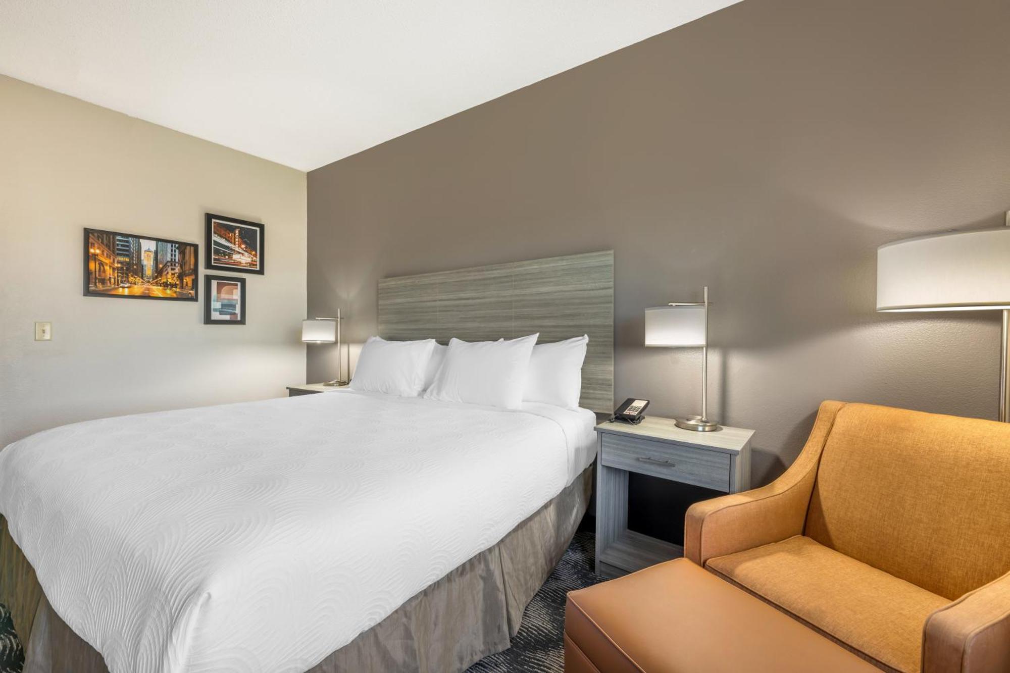 1 King Bed Nonsmoking Accessible Interior Hall,1629404506:JPEG