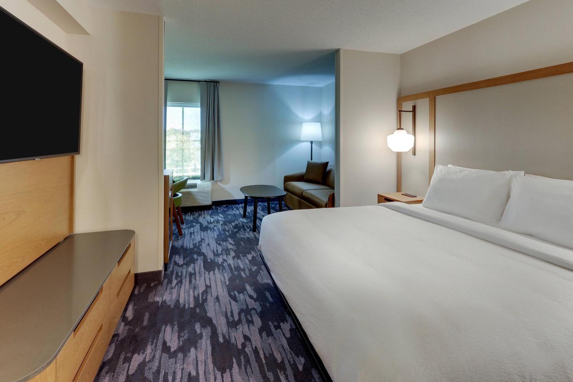 King Suite with Bathtub and Sofa Bed - Mobility Access