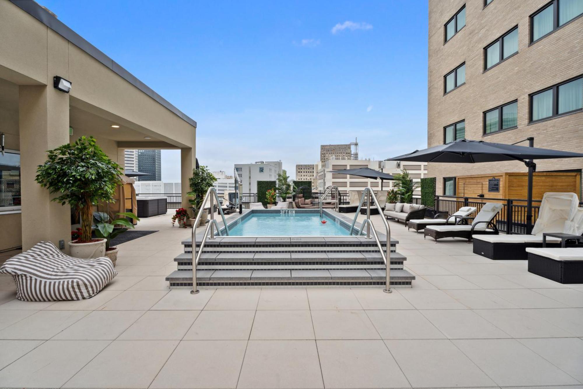 Five-Bedroom Deluxe Apartment