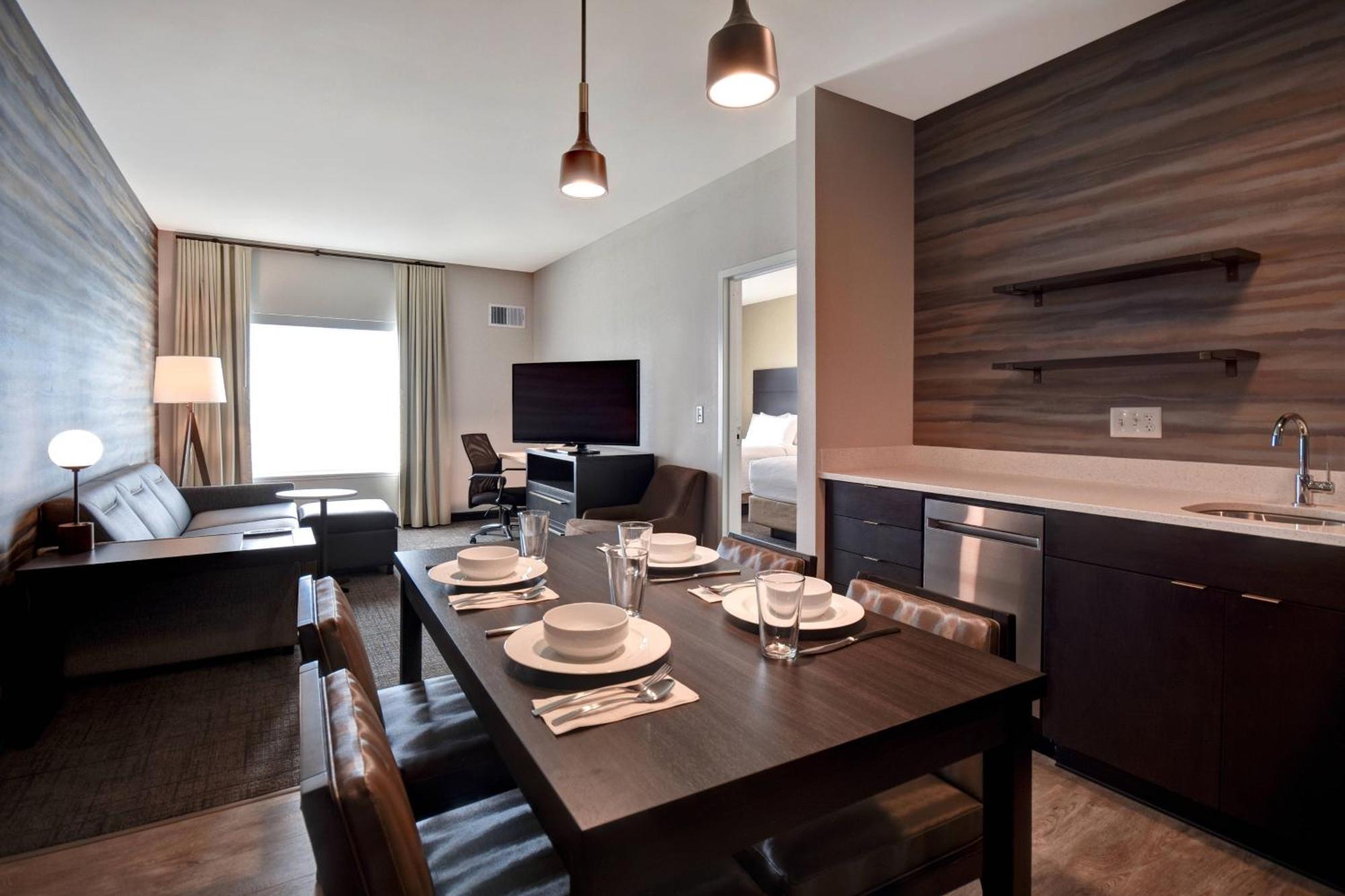 One-Bedroom Queen Suite with Sofa Bed and Adapted Tub - Mobility and Hearing Accessible