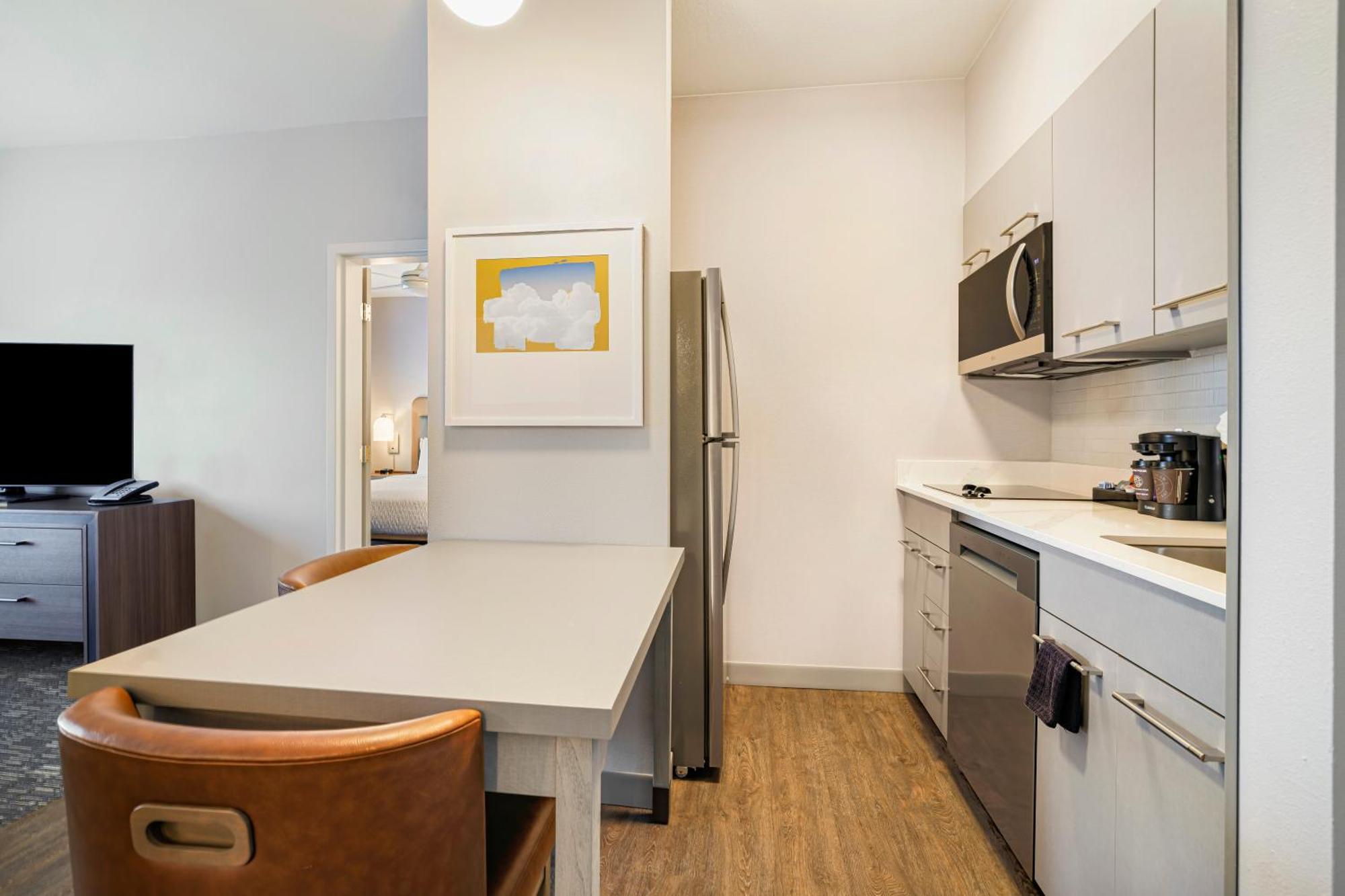 Two Bedroom Suite One King Two Queen Beds Non-Smoking,1645660904:JPEG