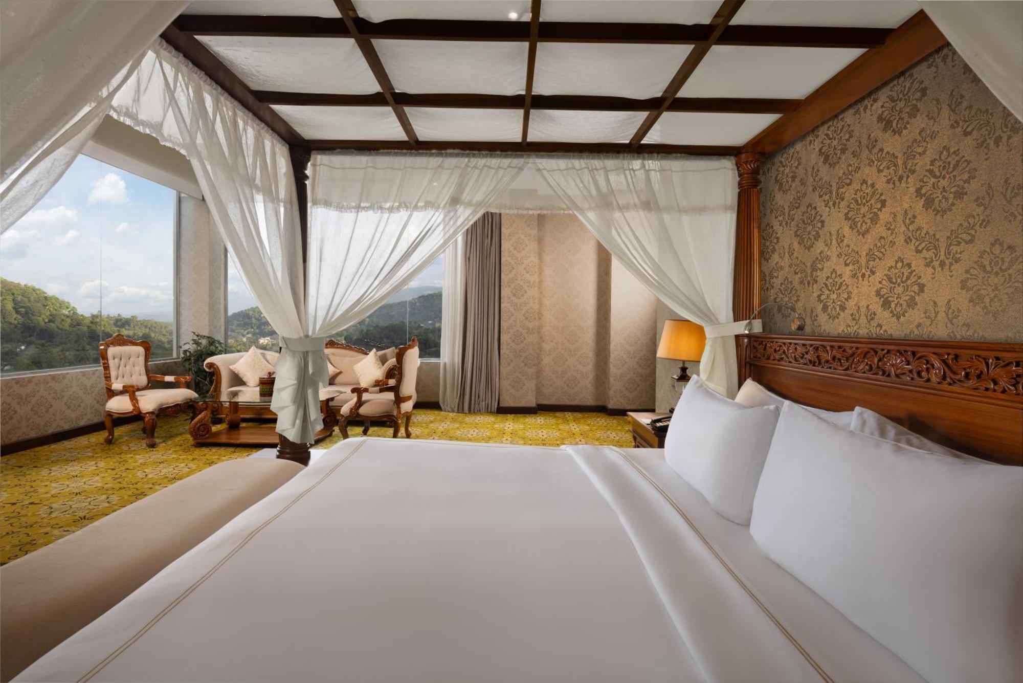 PRESIDENTIAL SUITE WITH JACUZZI AND SAUNA