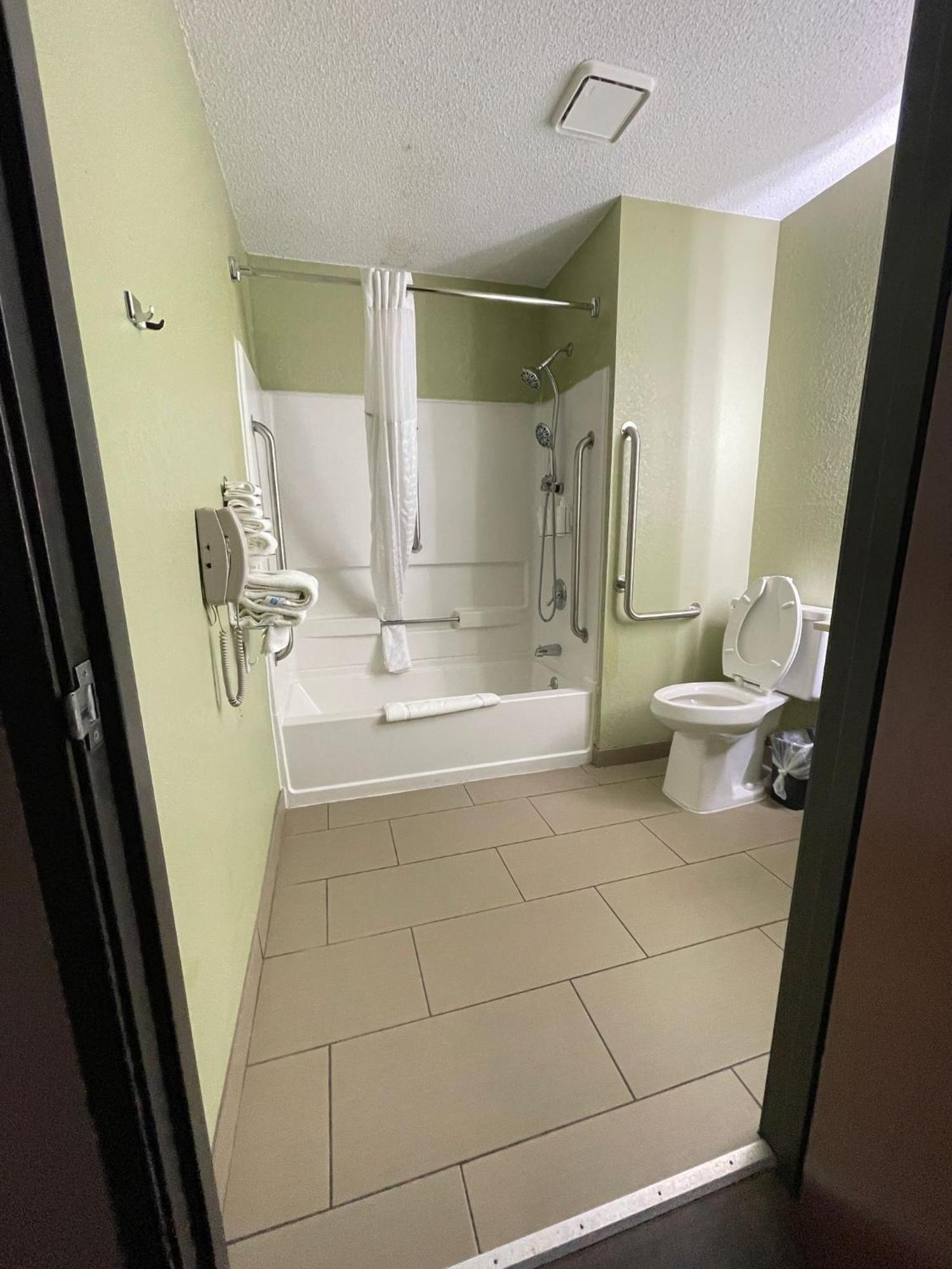 1 Queen Bed, Mobility/Hearing Accessible Room, Bathtub w/ Grab Bars, Non-Smoking