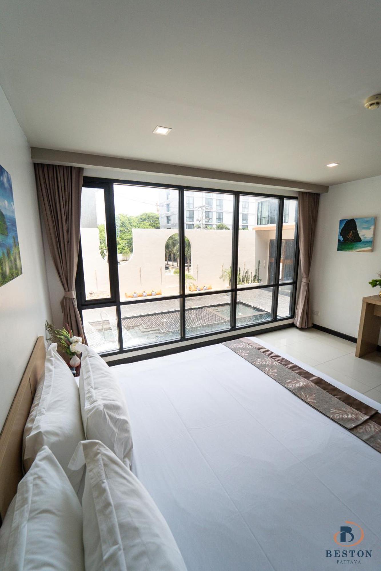 Habitación Doble Superior con cama grande y vistas a la piscina