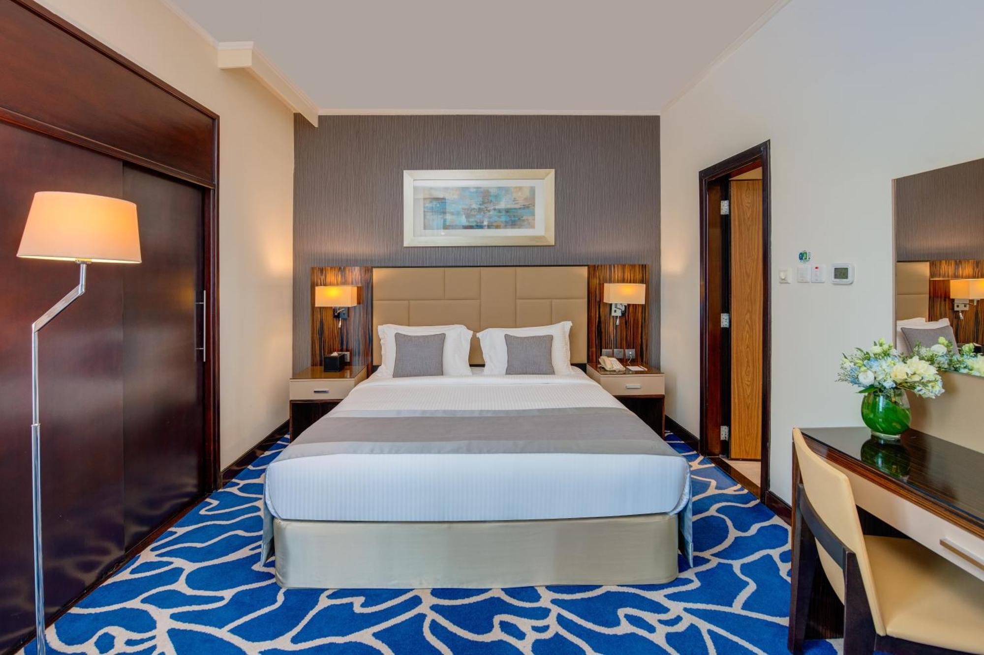 Deluxe One-Bedroom Suite with Kitchenette