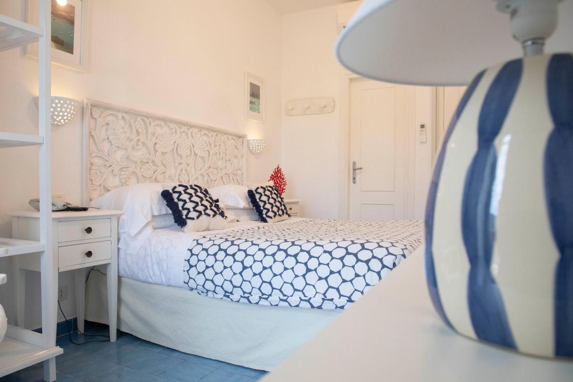 Doppelzimmer mit Meerblick und kleinem Balkon
