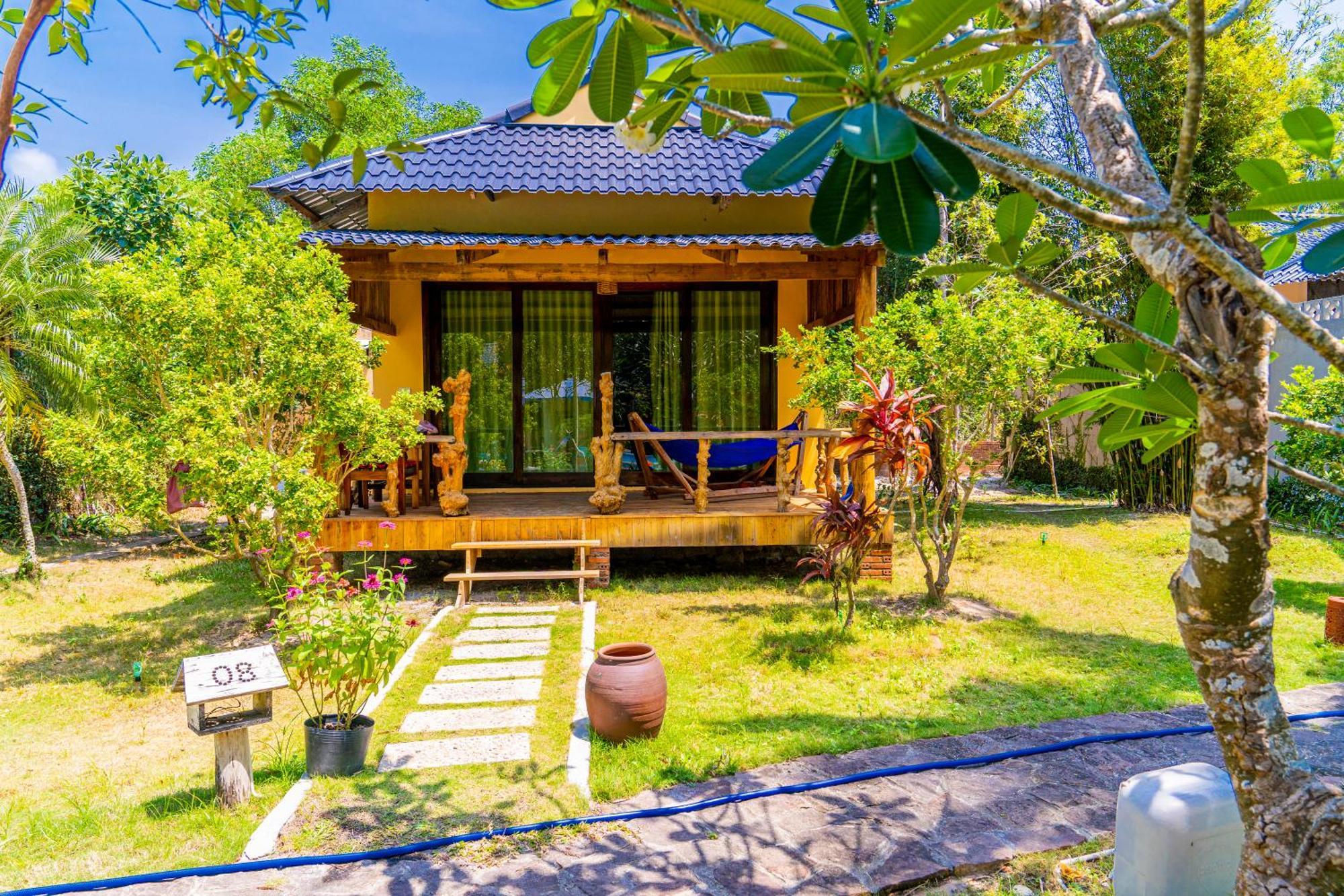 Bungalow with Garden View
