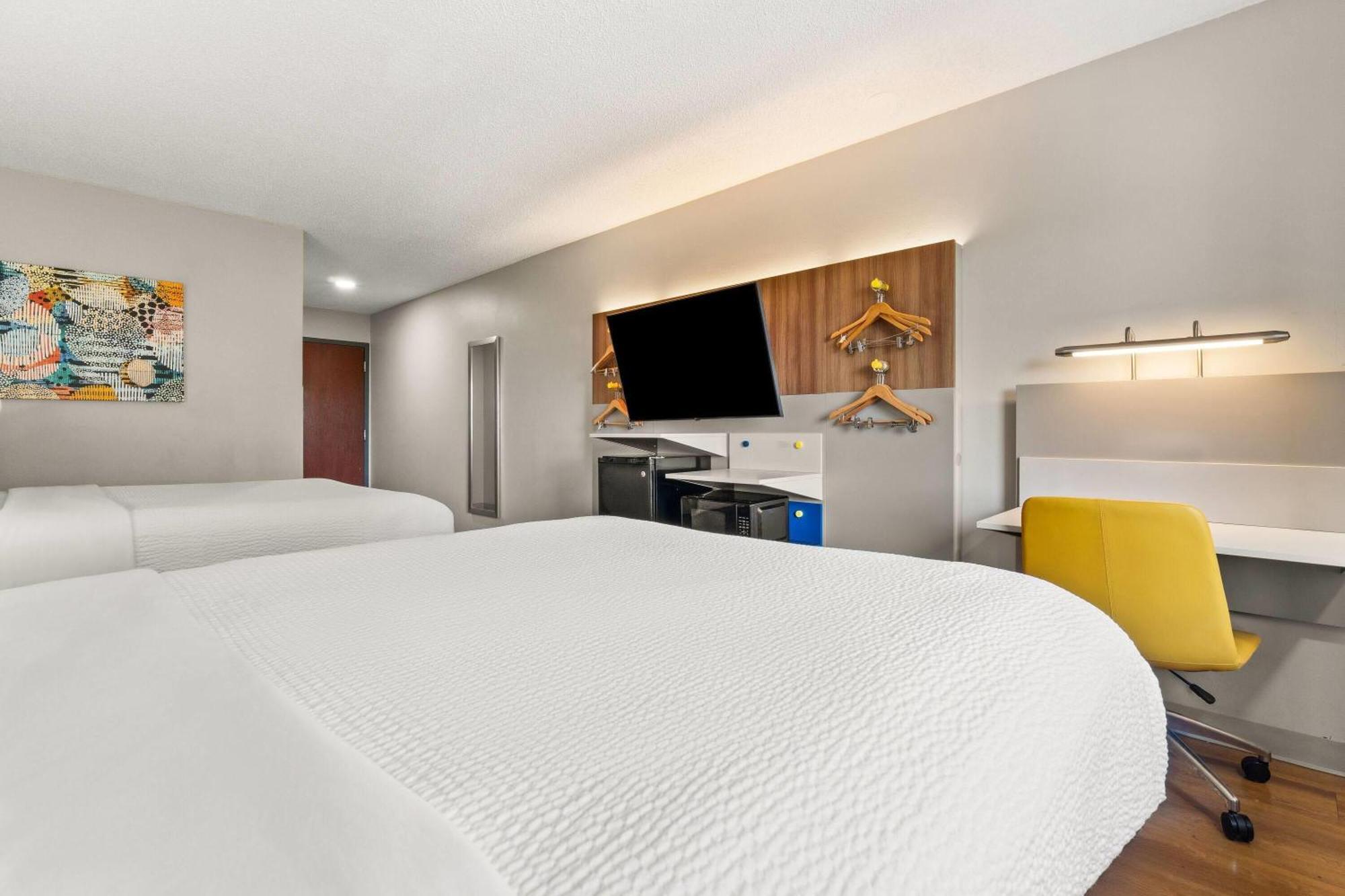 Queen Room with Two Queen Beds and Roll-in Shower - Mobility Accessible/Non-Smoking