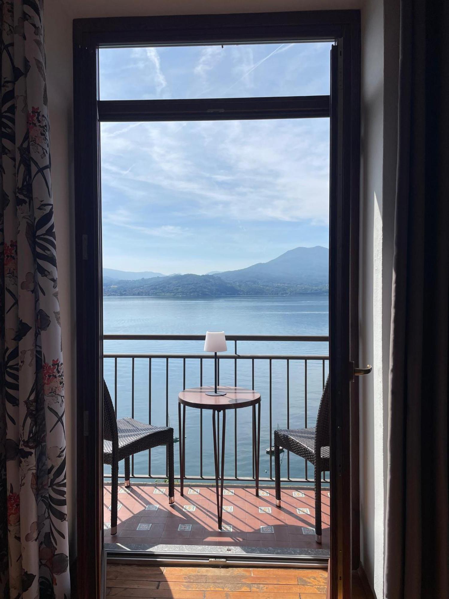 Zimmer mit Kingsize-Bett und Seeblick