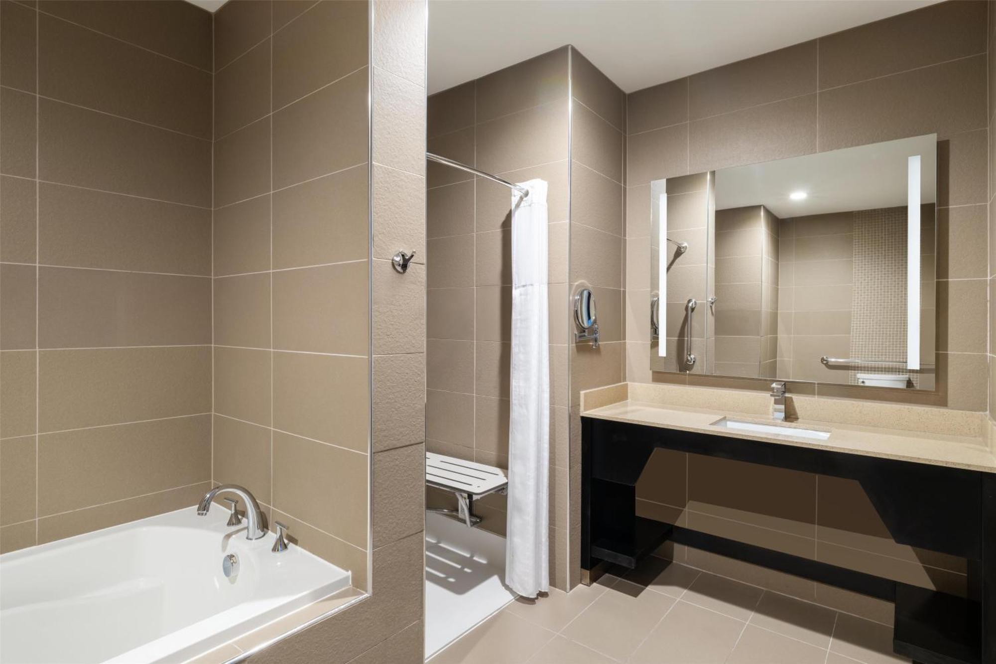 Suite Lit King-Size avec Douche Accessible en Fauteuil Roulant, Canapé-Lit et Salon Séparé - Accessible aux Personnes à Mobilité Réduite - Non-Fumeurs