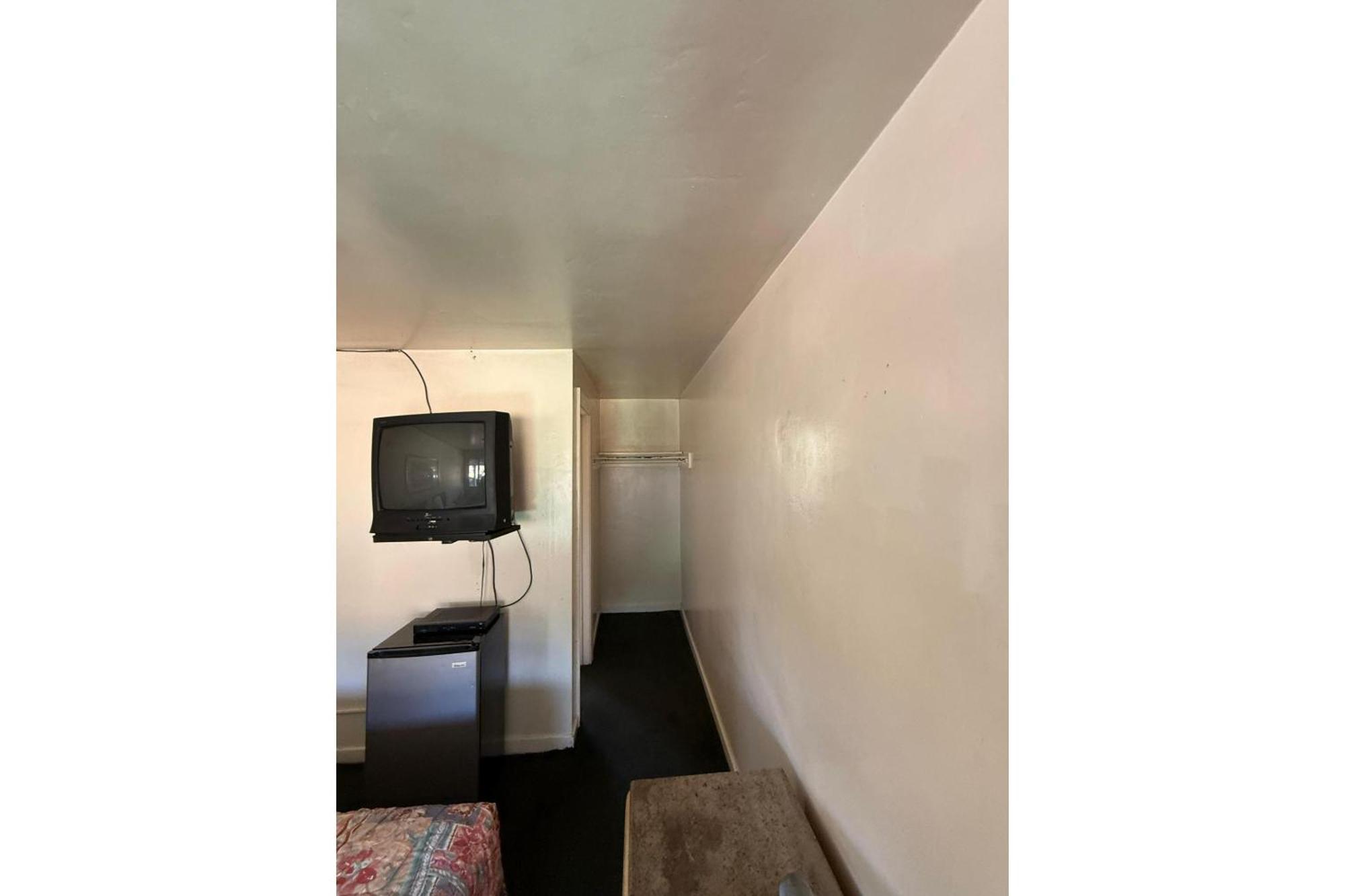 Queen Bed Studio kitchenette Smoking,1698998484:JPEG