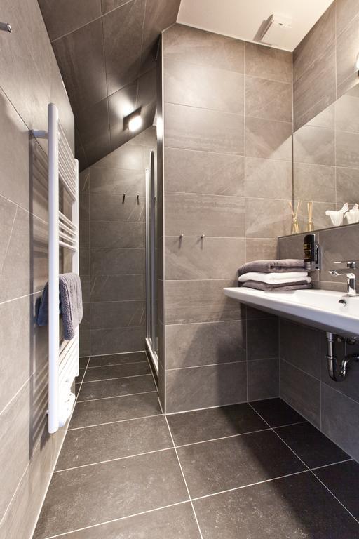 Dreibettzimmer mit Dusche