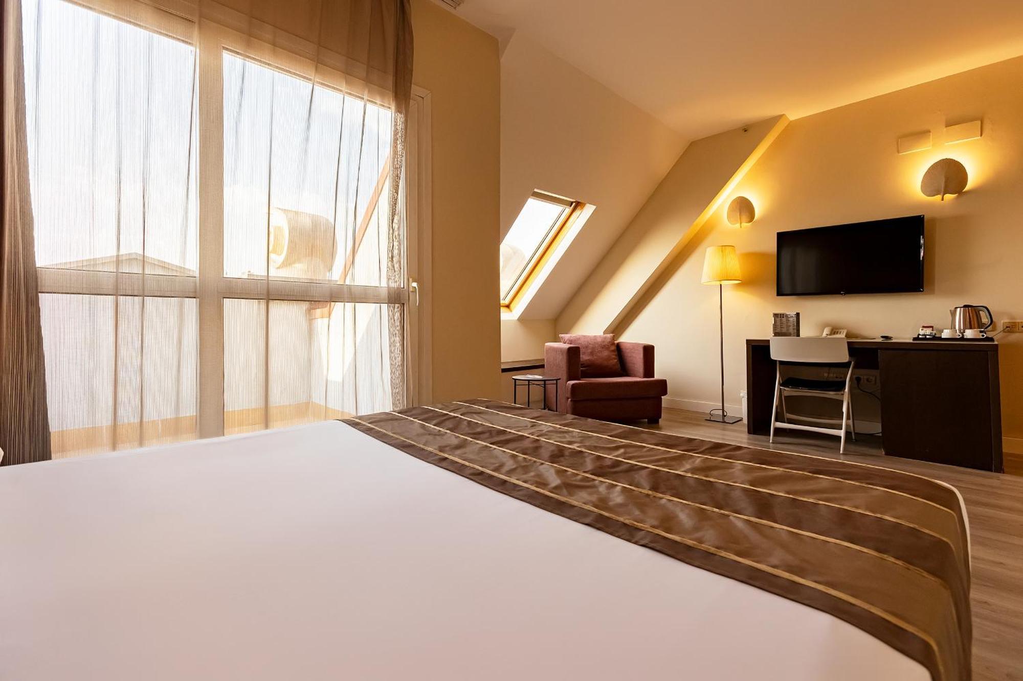 Deluxe Double or Twin Room Spa Bath,1704851892:JPEG