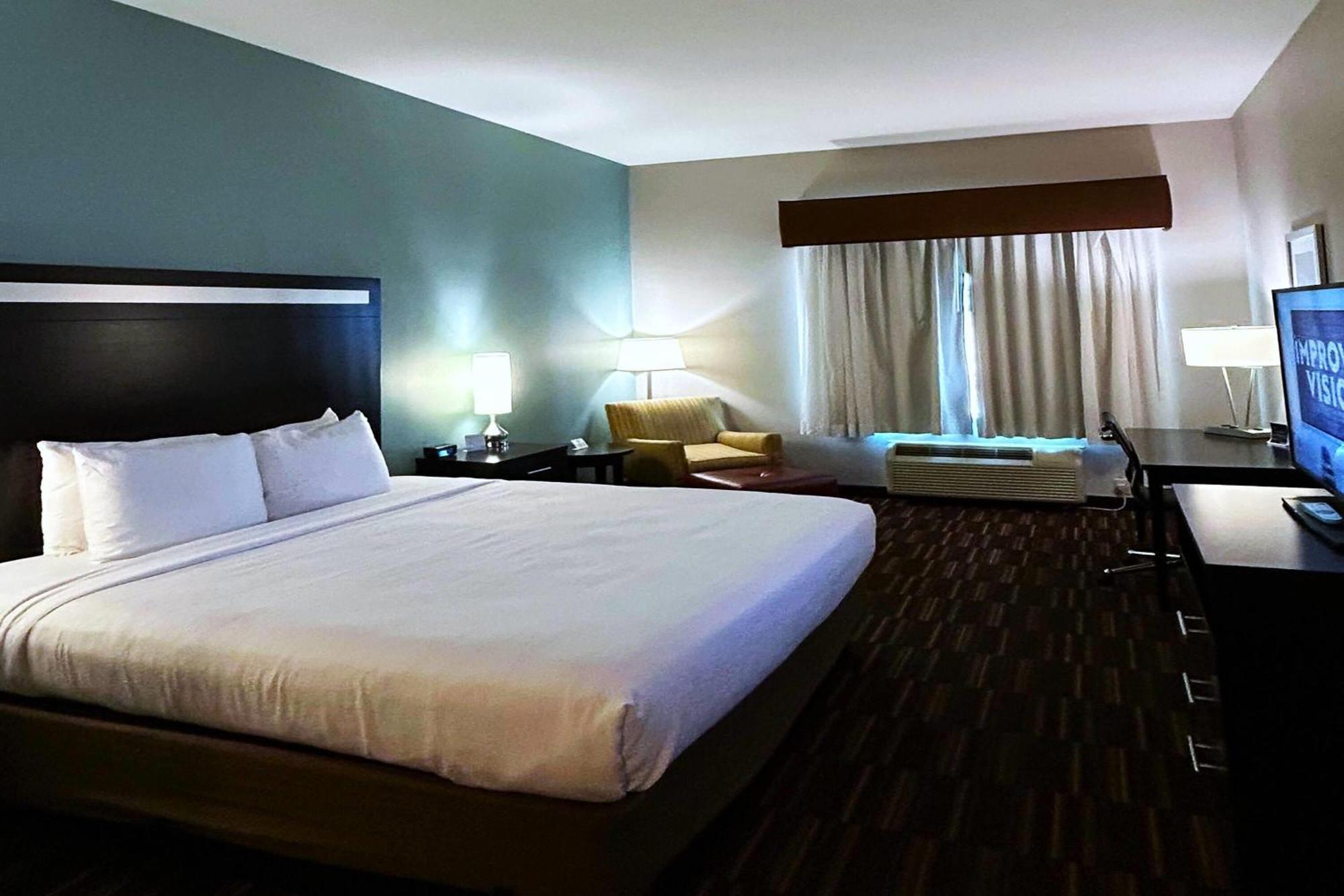 King Room with Mobility/Hearing Access and Roll-In Shower, Non-Smoking