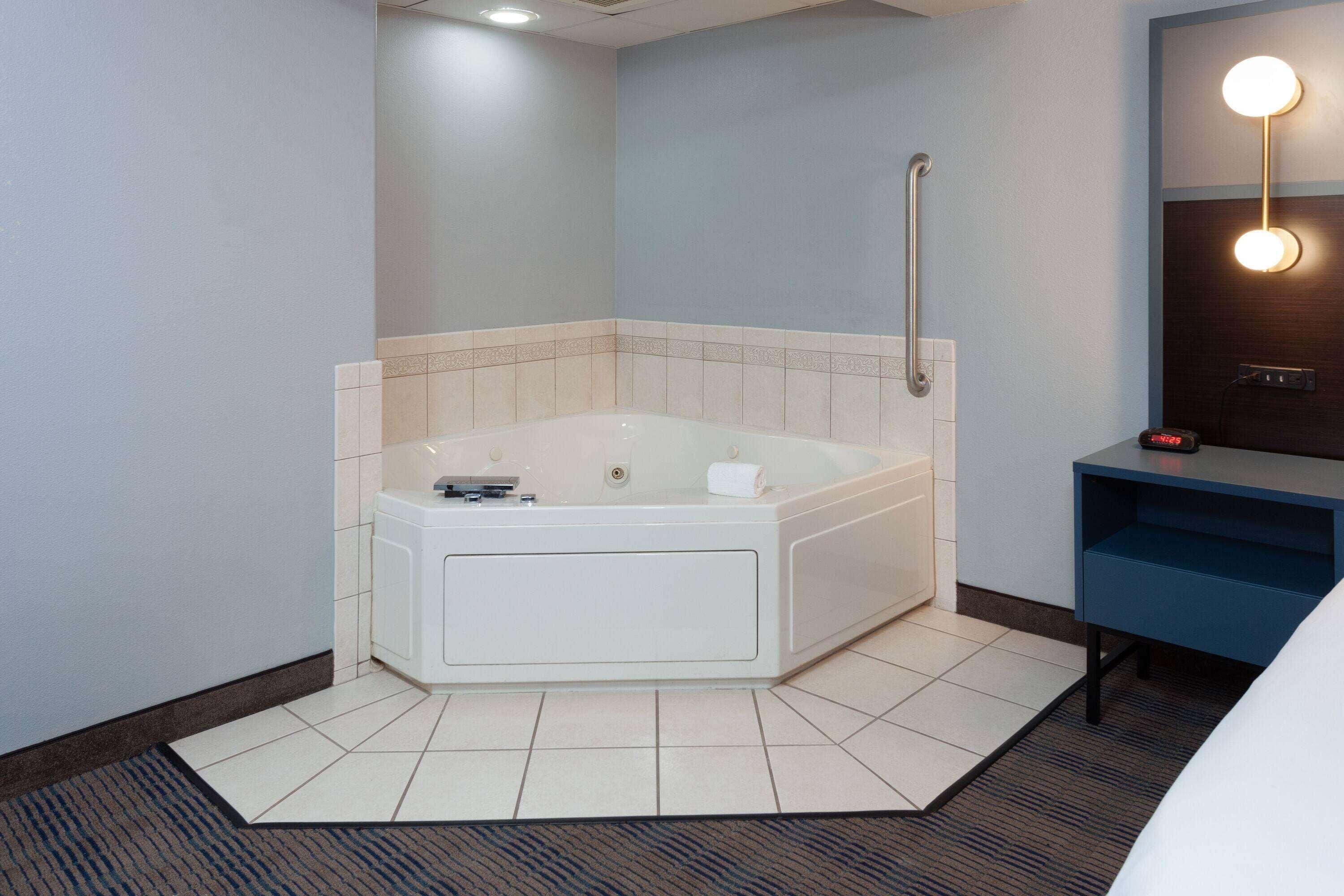 King Studio Hot Tub Non-Smoking,1529365792:JPEG