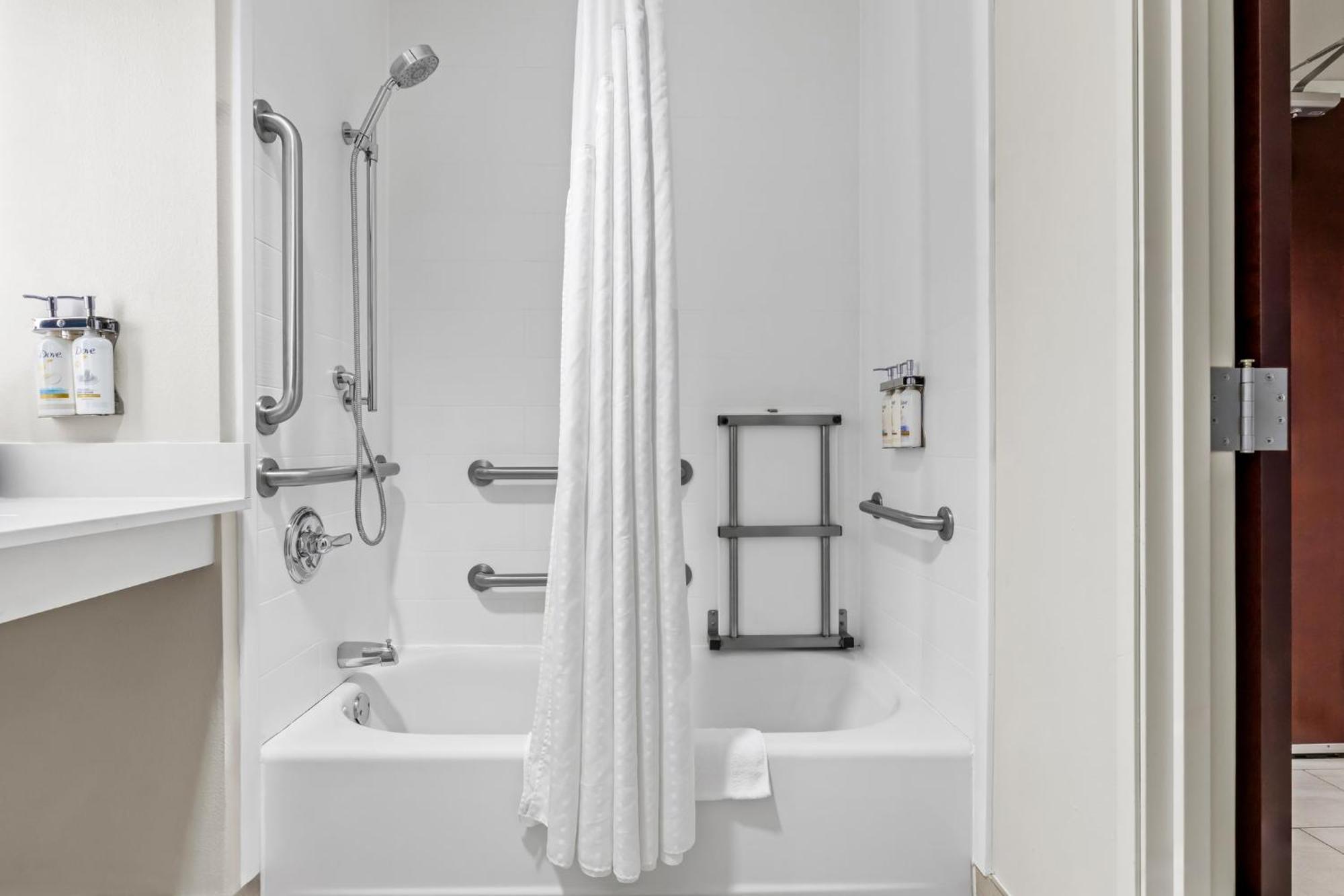 Standard Room with Two Queen Beds - Communications Accessible Tub