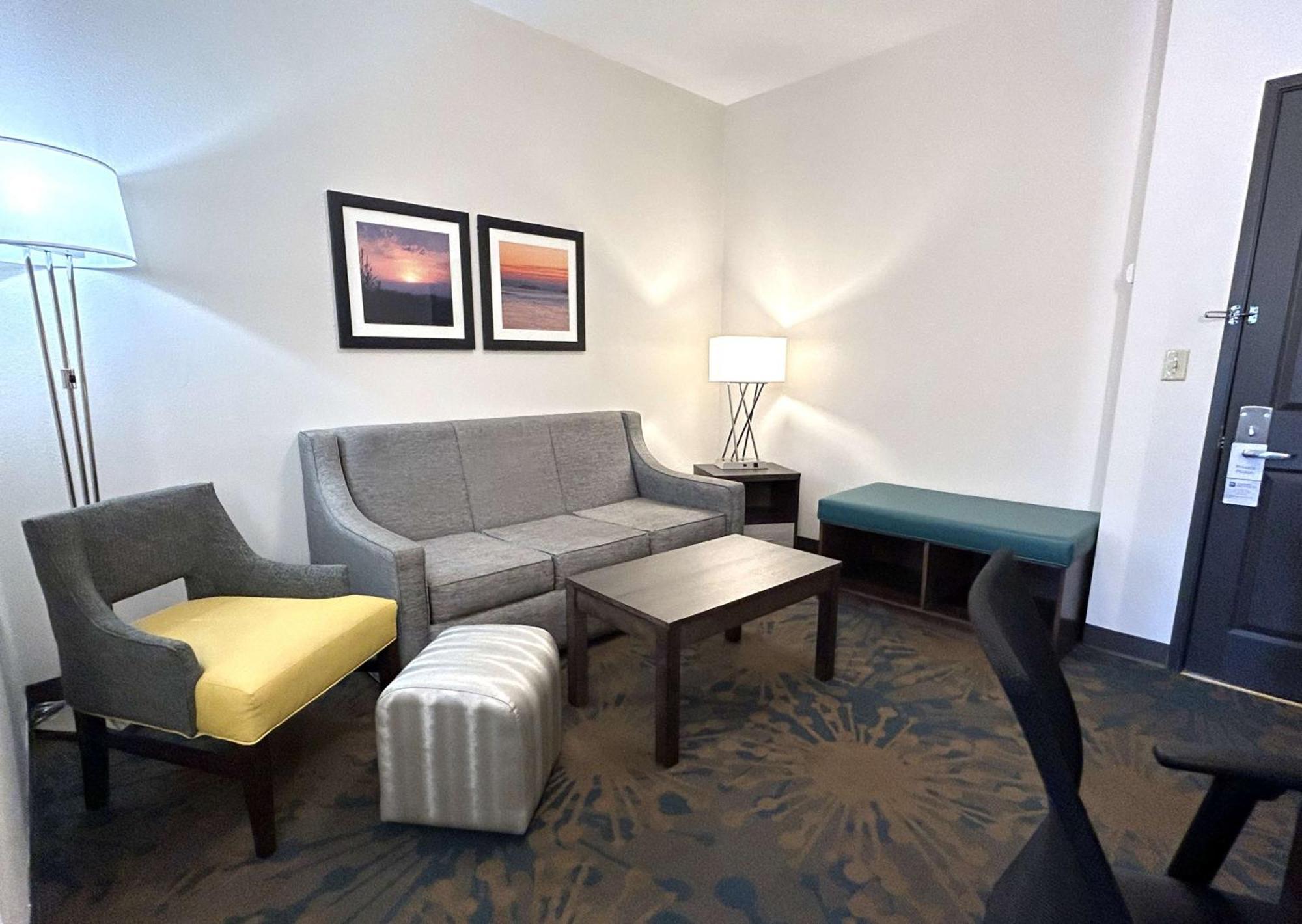 Queen Suite with Two Queen Beds and Sofa Bed - Non-Smoking