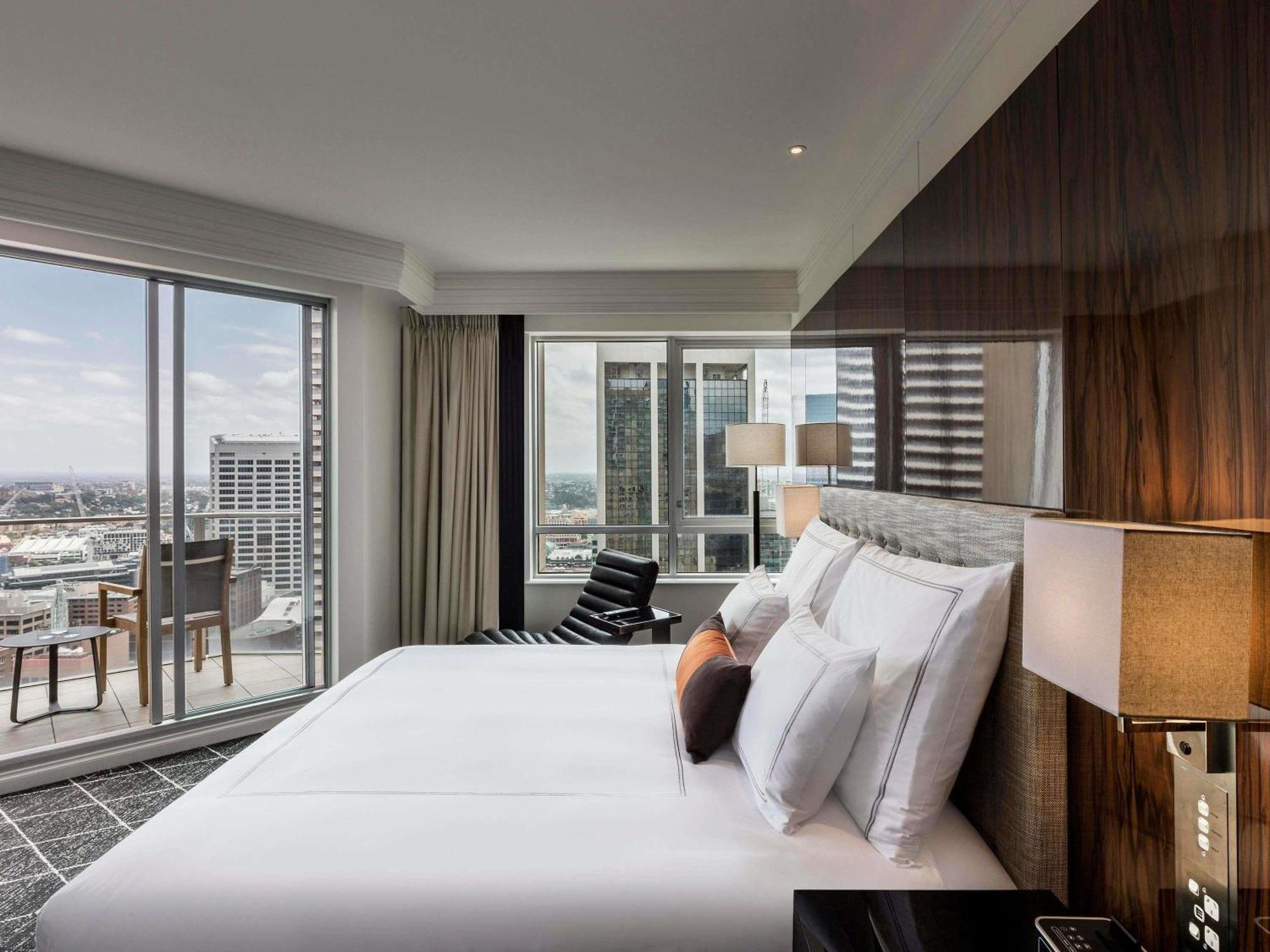 Quarto Signature Skyline com Varanda - Andar Alto - Acesso à Área VIP