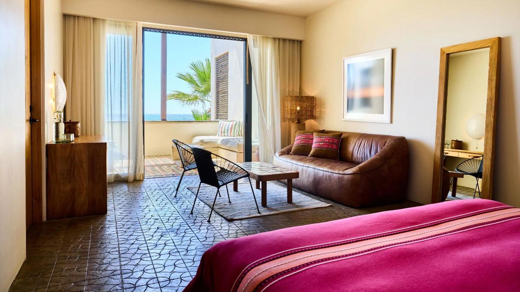 Habitación con cama extragrande y vistas al mar