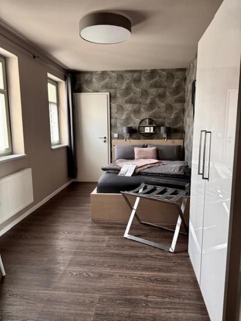 Small Double Room,1743089040:JPEG
