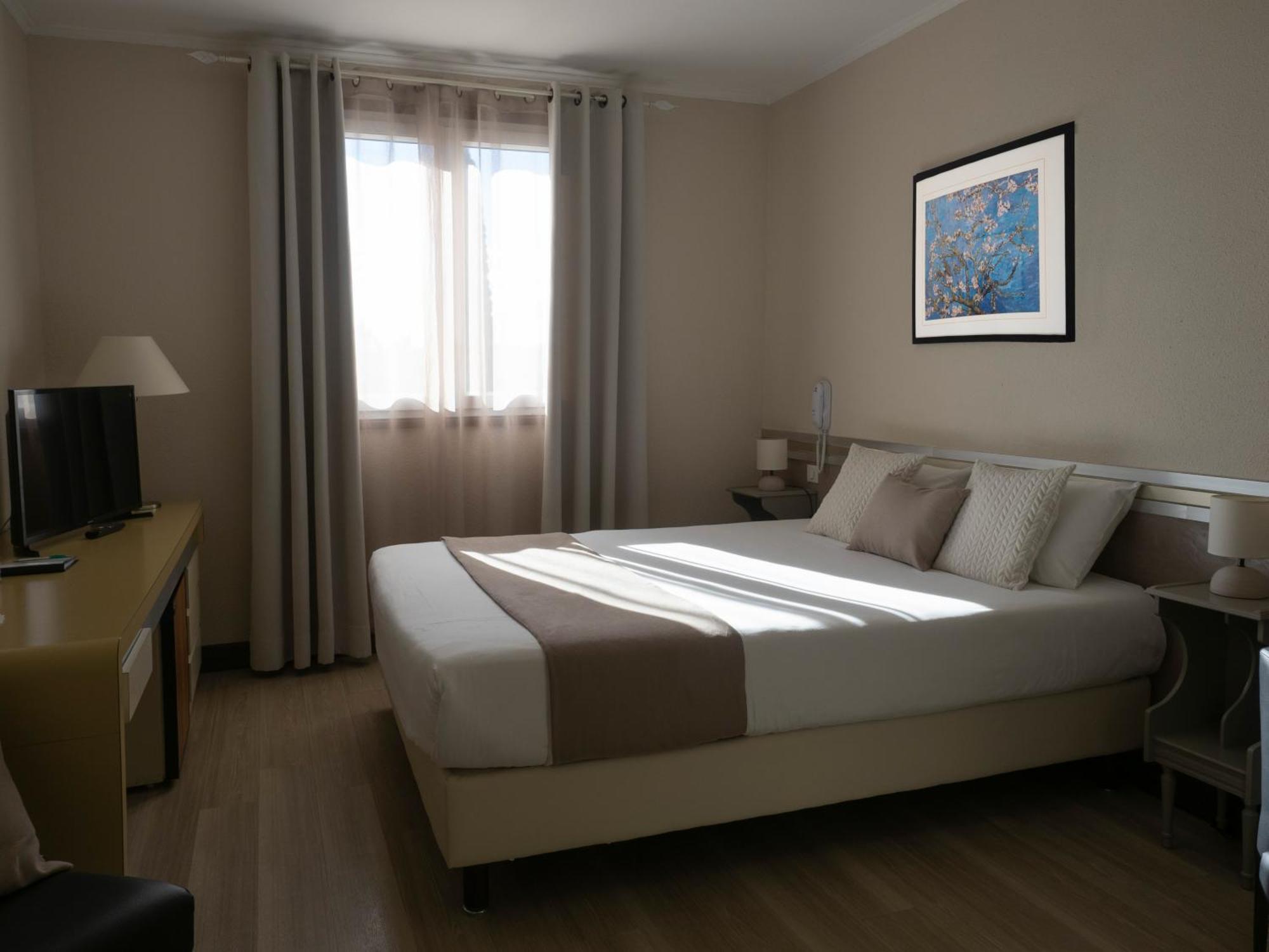 Double or Twin Room Bath,1756442758:JPEG