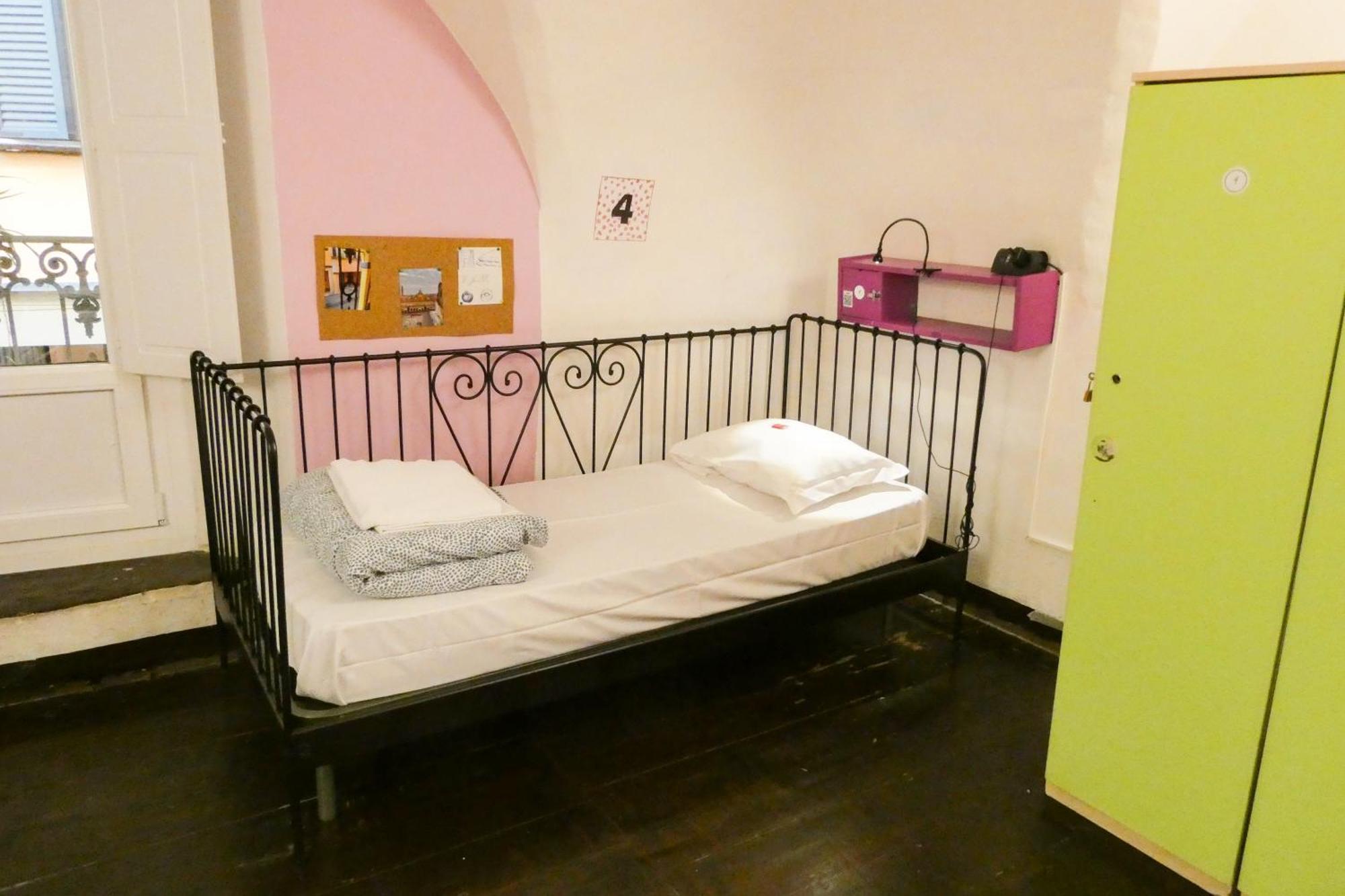 Cama individual en dormitorio mixto compartido (3 camas)