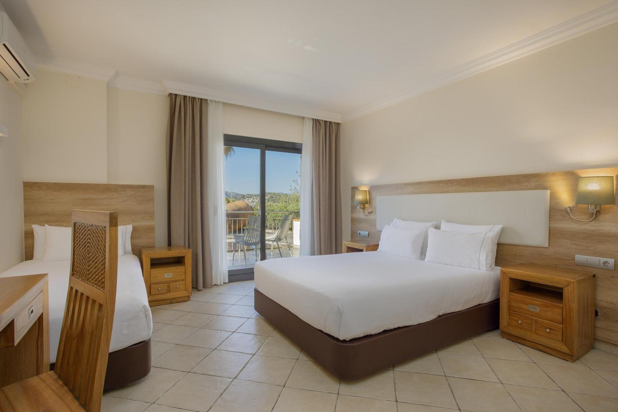 Standaard Tweepersoonskamer met 1 Tweepersoonsbed of 2 Aparte Bedden en Extra Bed