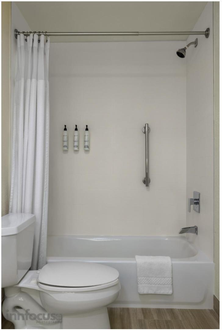 King Suite with Bathtub and Trundle Sofa - Mobility Access/Hearing Accessible