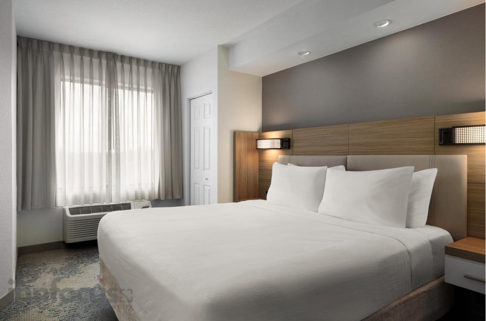 King Suite with Bathtub and Trundle Sofa - Mobility Access