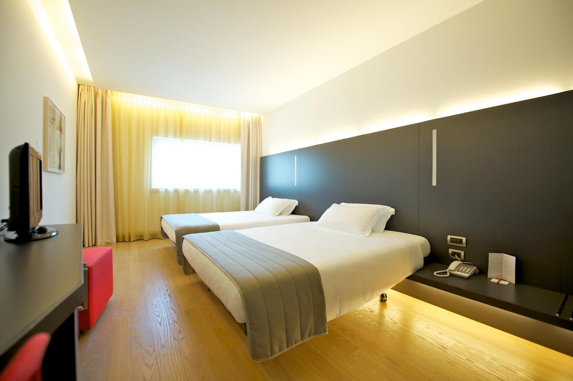 Classic Room With Two Single Beds