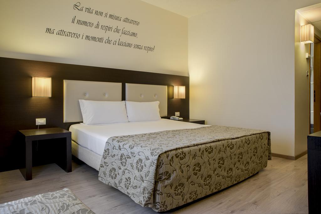 Quarto com Cama de Casal ou 2 de Solteiro
