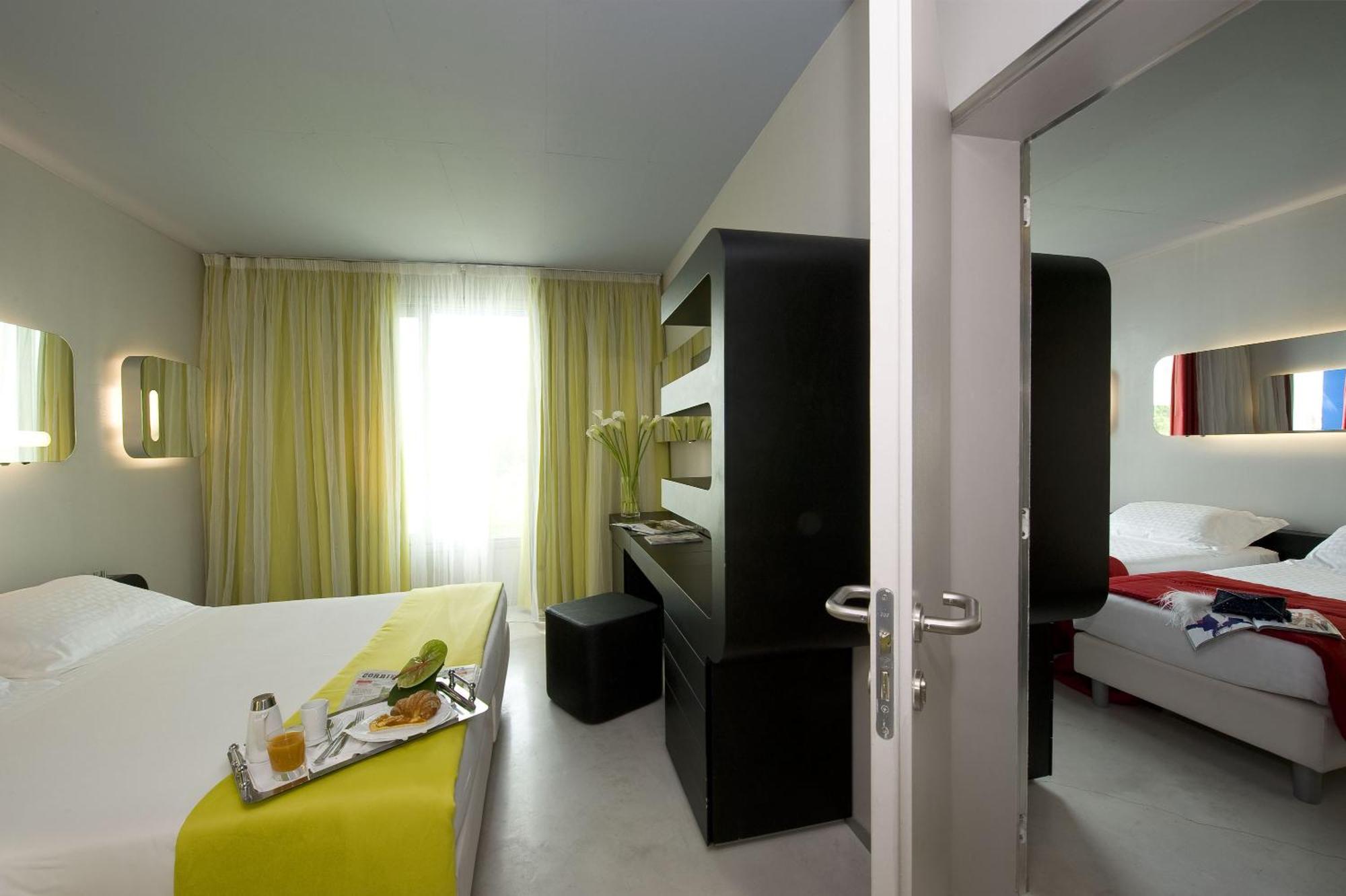 Zimmer mit Verbindungstür