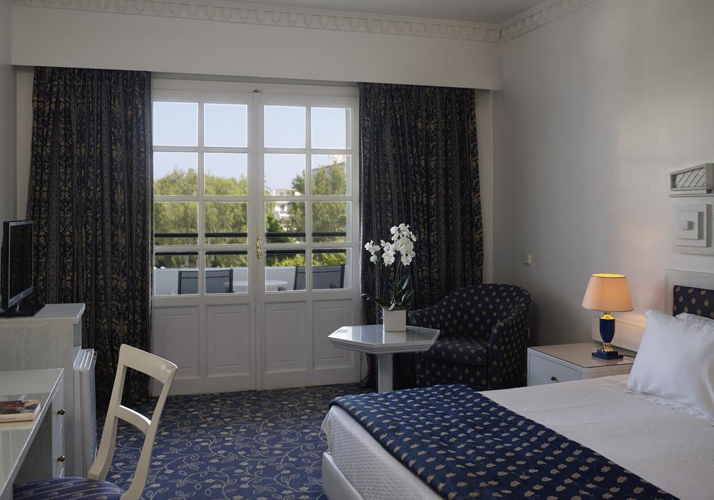 Quarto com 2 Camas de Solteiro e Vista do Jardim