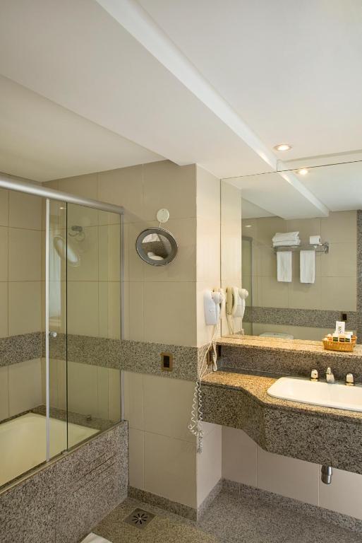 Dreibettzimmer mit Badewanne