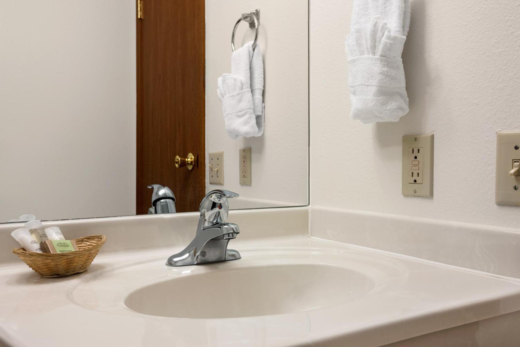 Queen Room - Disability Access/Non-Smoking