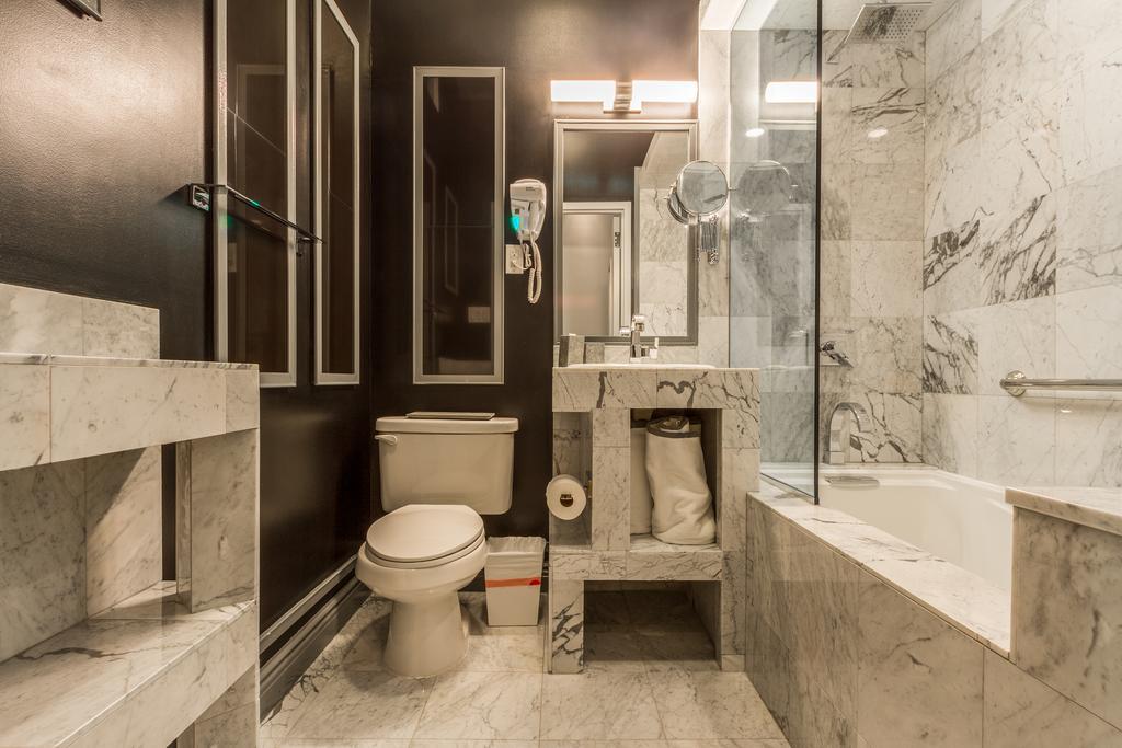 Deluxe Queen Suite with Patio and Kitchenette