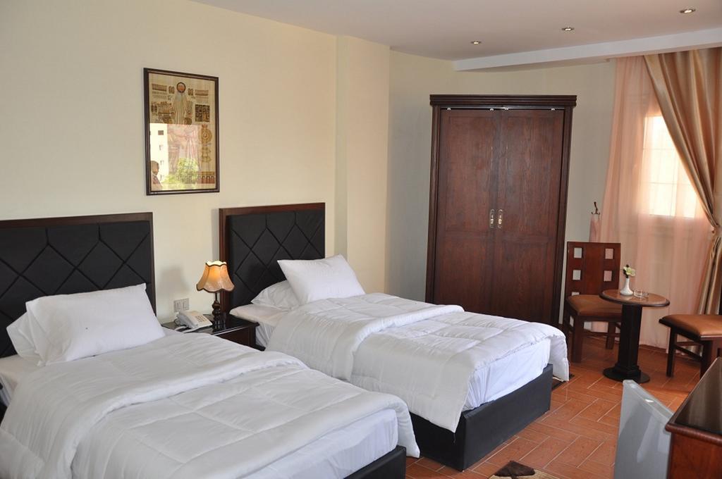 Zweibettzimmer mit Balkon