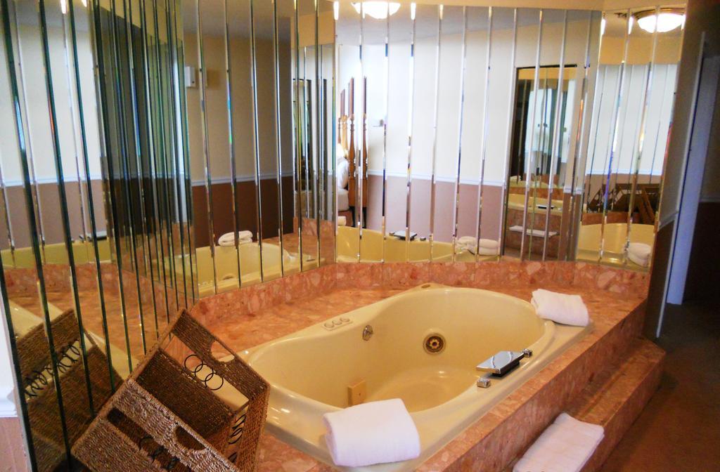 Queen Suite with Spa Bath