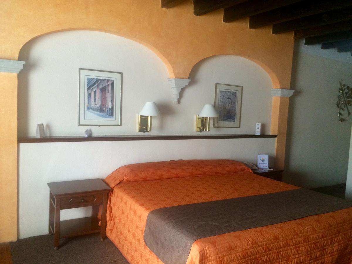 Habitación con cama extragrande.