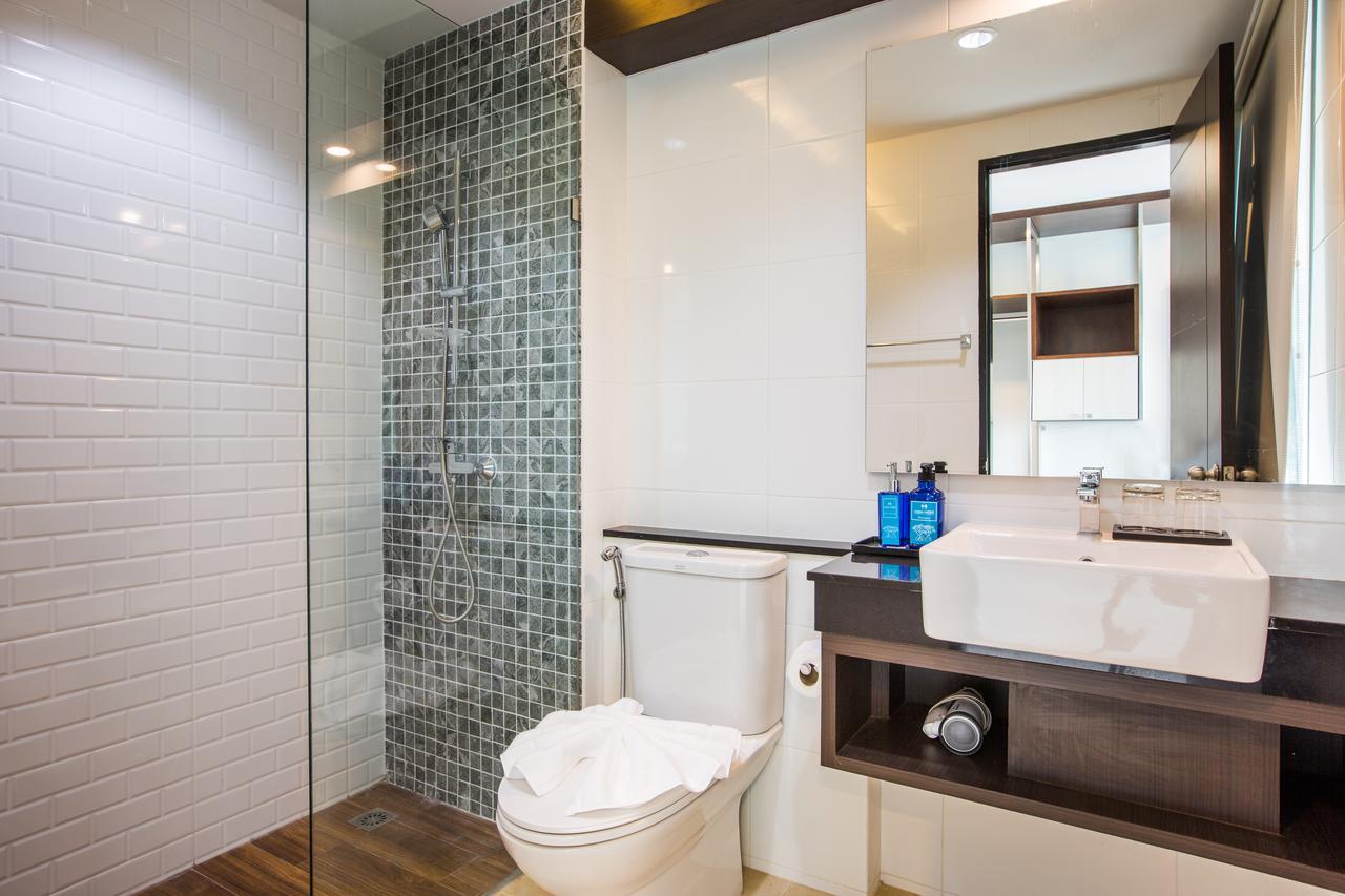 Deluxe King Room with Pool View