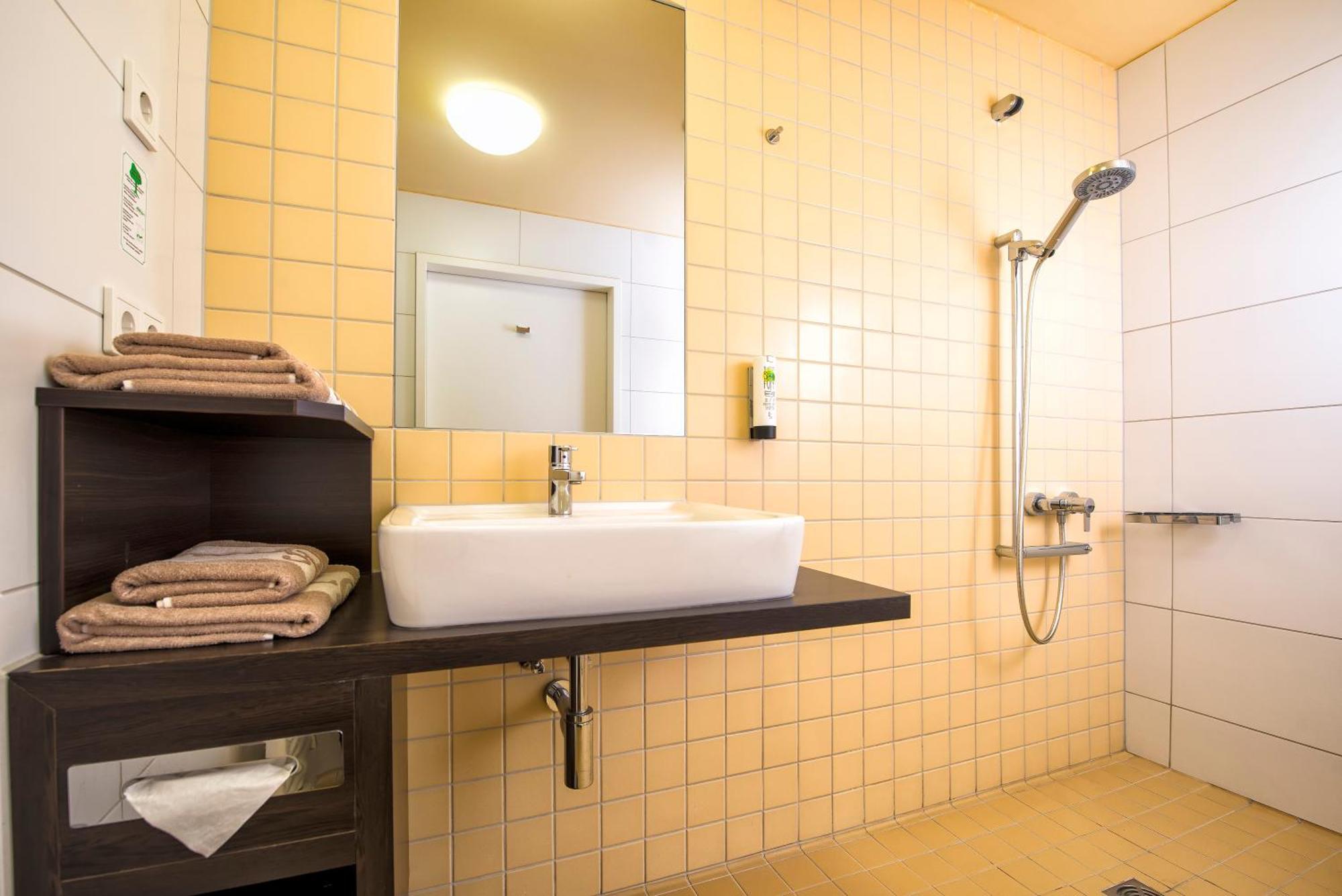 Das Dreibettzimmer mit Gartenblick verfügt über ein Zustellbett