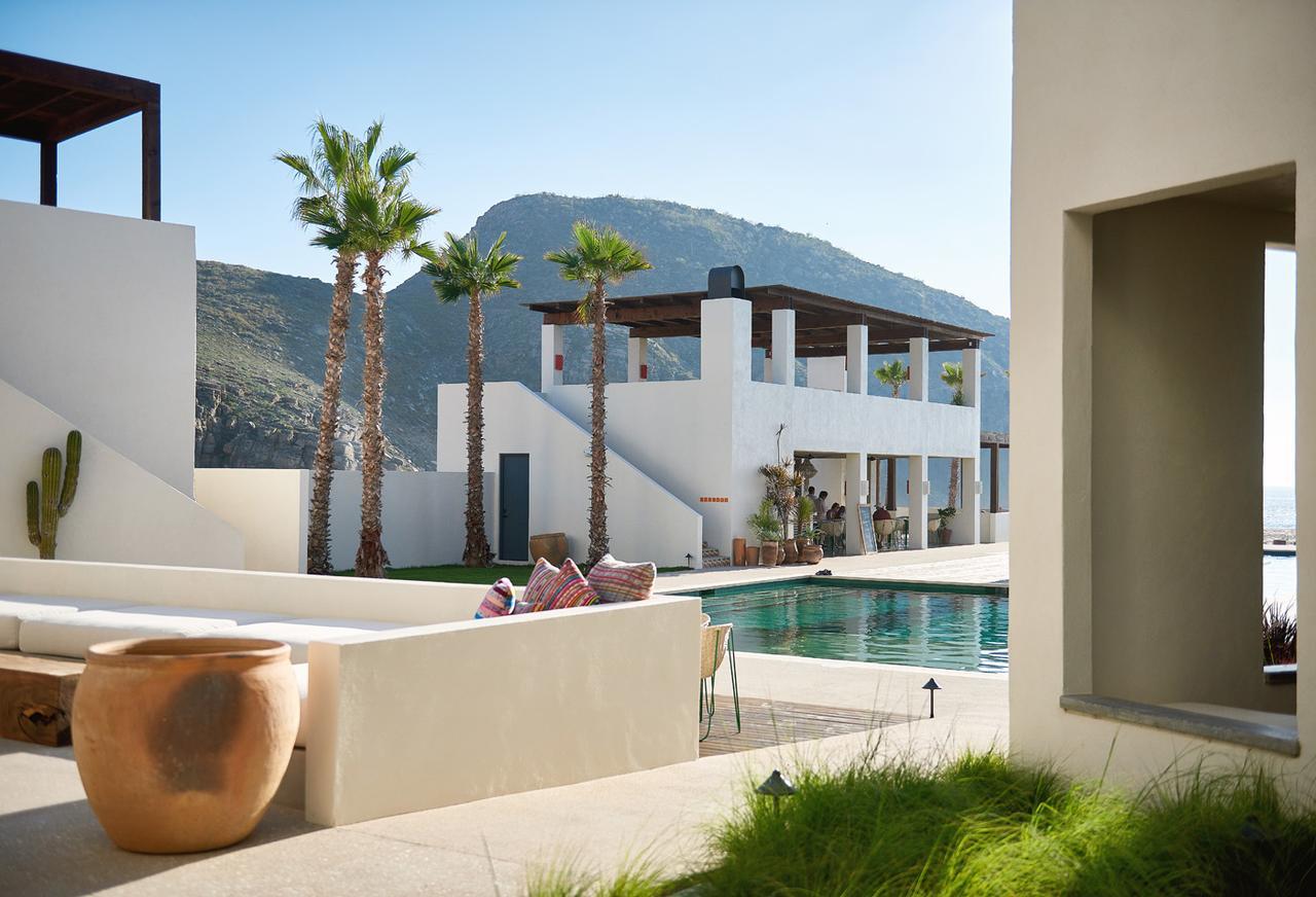 Habitación con cama extragrande y vistas a la piscina