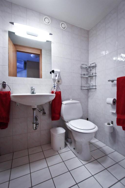 Tweepersoonskamer met 2 Aparte Bedden en Eigen Badkamer