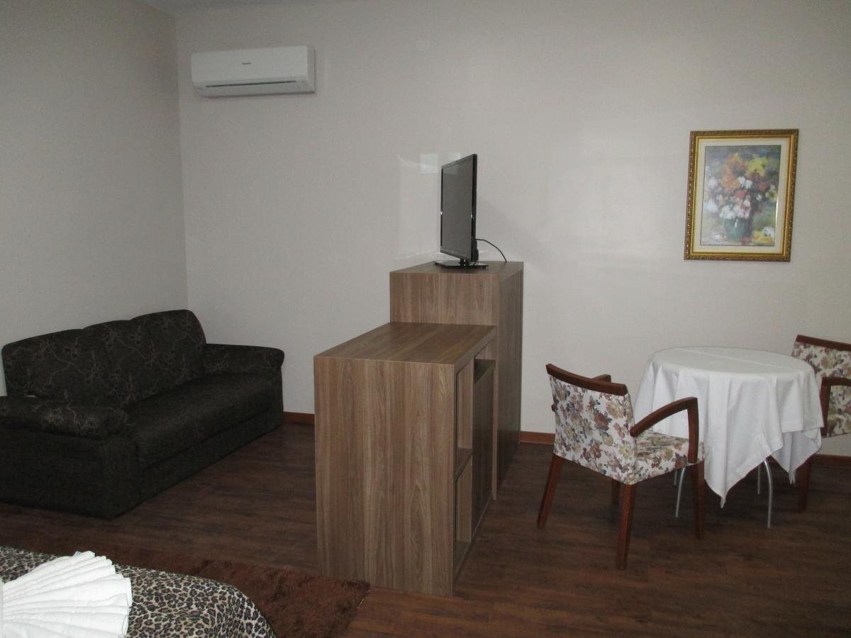 Quarto com Cama King-size e Banheira de Hidromassagem