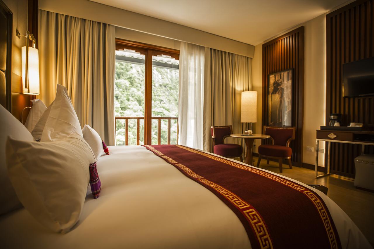 Zimmer mit Kingsize-Bett und Balkon