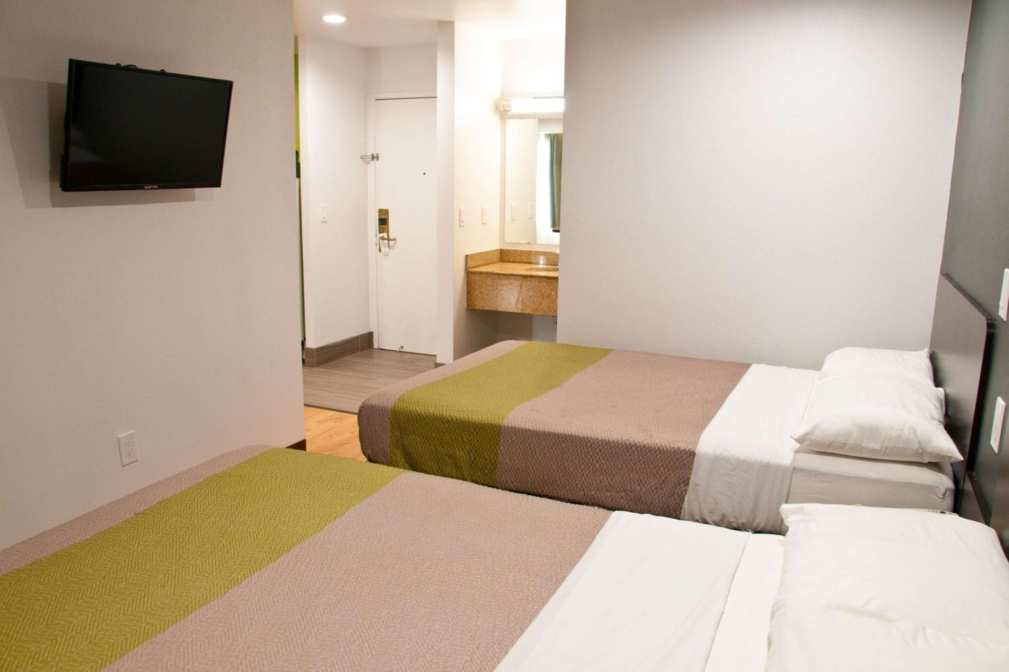 Deluxe Quadruple Room - Non-Smoking