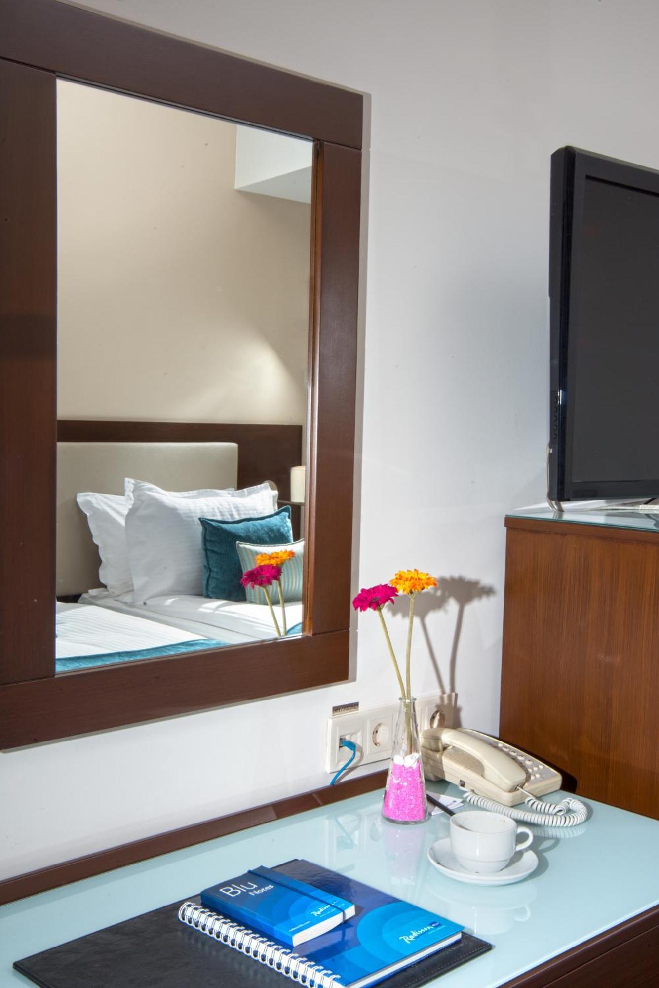 Superior Zimmer mit Balkon und Blick auf die Stadt